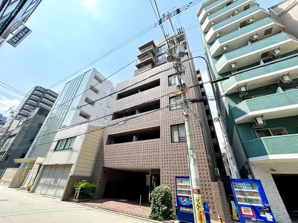 南側前面道路から撮影した外観