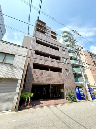 南側前面道路から撮影した外観