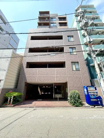 南側前面道路から撮影した外観