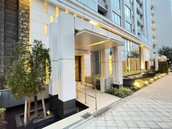 エントランスです。西側に2カ所ございます。