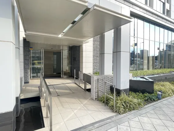 エントランスです。オレンジストリートまで徒歩1分です。