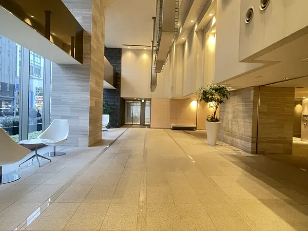 エントランスです。コンシェルジュカウンターがあります。