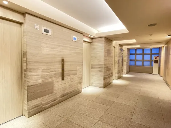 エレベーターホールです。エレベーターは計4基ございます。