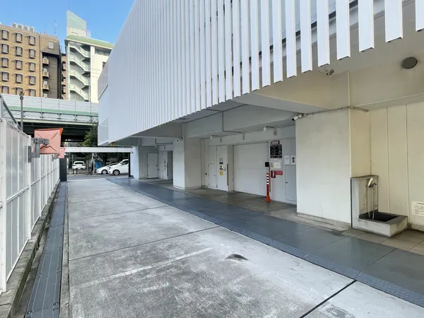 駐車場です。機械式が2機あります。空き状況につきましては担当までご確認ください。