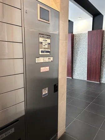 宅配ボックスがあるので、留守中でも荷物を受け取れます