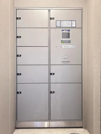 宅配ボックスがあるので、留守中でも荷物を受け取れます