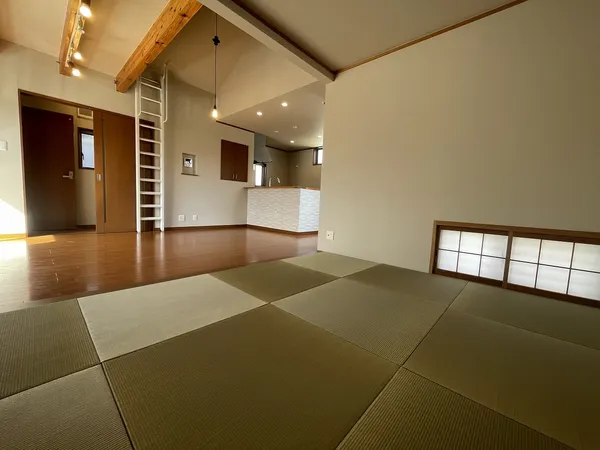 和室は市松模様のモダンな様子。東側には小窓もあり採光もとれたお部屋です。