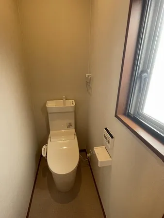 【2階トイレ】各フロアに設置されておりますので、ご家族様の多いご家庭にも安心してご利用いただけます。