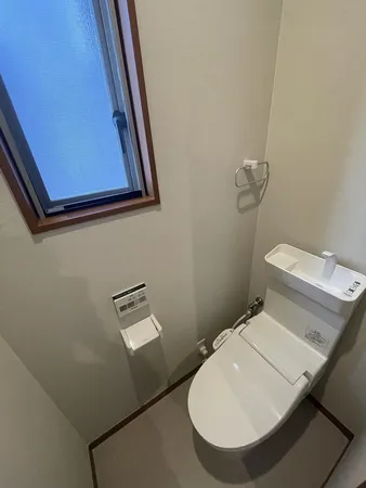 【1階トイレ】各フロアに設置されておりますので、ご家族様の多いご家庭にも安心してご利用いただけます。