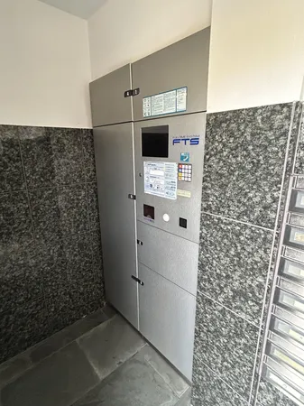 不在時等も荷物の受取が可能な宅配ボックスがございます。