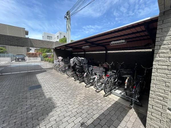 屋根のあるラック式の駐輪場です。