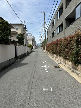 外観含む前面道路の写真です。