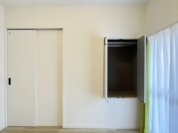 洋室約4.8帖(バルコニー側)収納