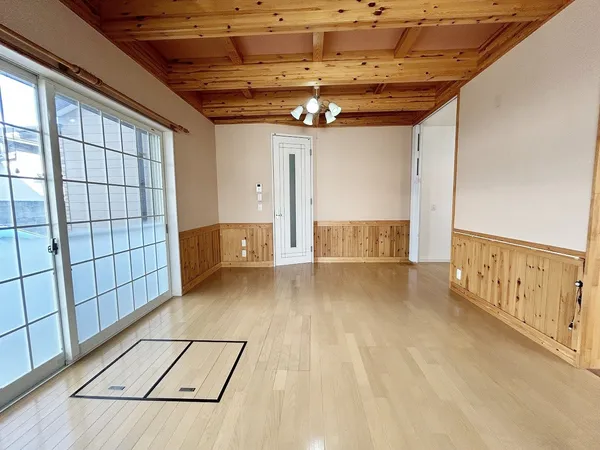 天井に梁が見える約１５帖のＬＤＫ角地のため明るい陽が差し込みます