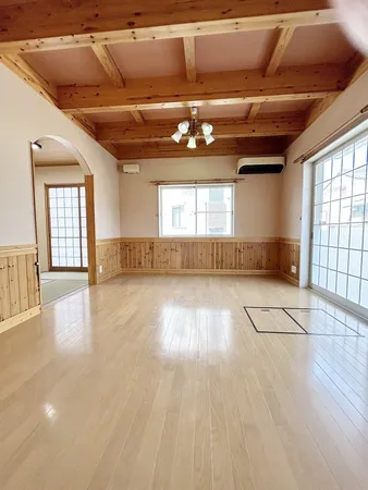 天井に梁が見える約１５帖のＬＤＫ角地のため明るい陽が差し込みます