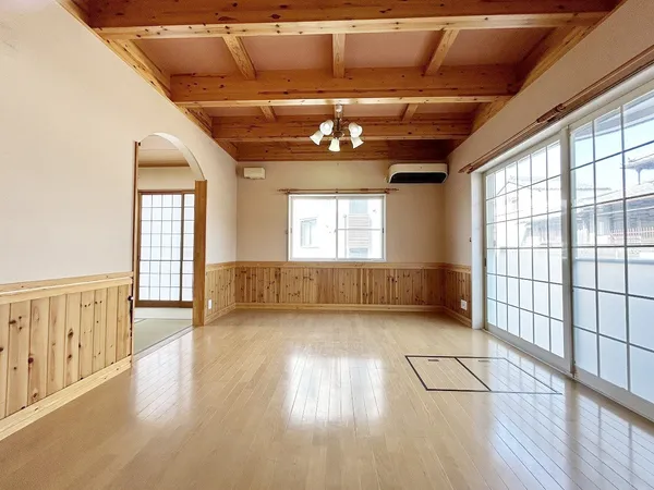 天井に梁が見える約１５帖のＬＤＫ角地のため明るい陽が差し込みます