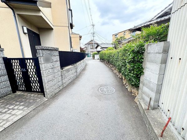 前面道路含む外観