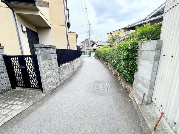 西側前面道路