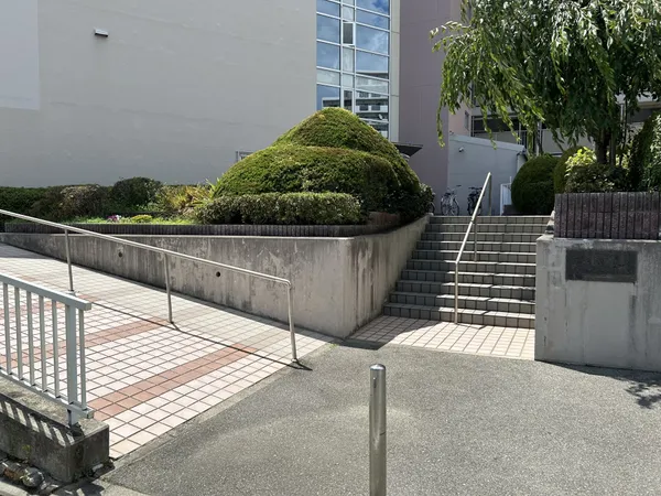 北側エントランス
