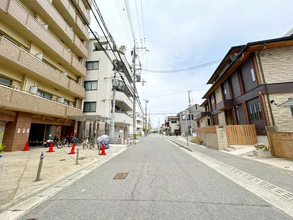 前面道路を含む外観