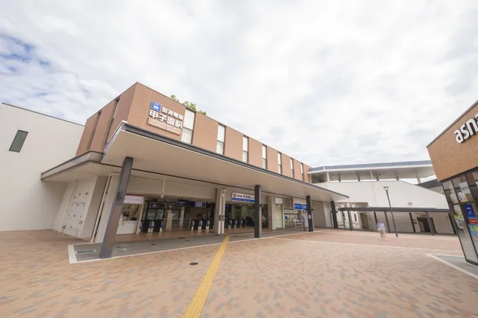 徒歩15分。阪神本線「甲子園」駅