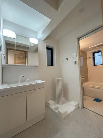 【洗面所】ホテルライクな清潔感のある洗面所です。洗濯機を置いてもゆとりある広さを確保できます。洗面所と浴室が繋がっており、脱衣後の移動がスムーズに行える設計です。