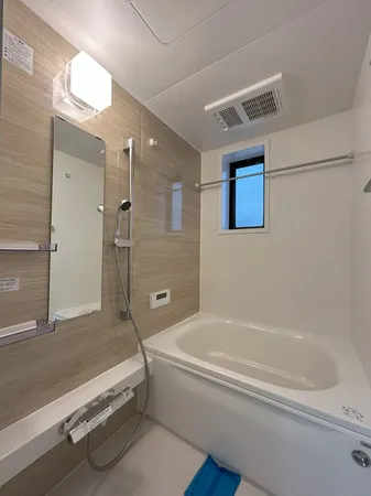 【浴室】浴室乾燥機が備わっており、天候や時間帯に関わらず衣類等を乾かすことが可能。