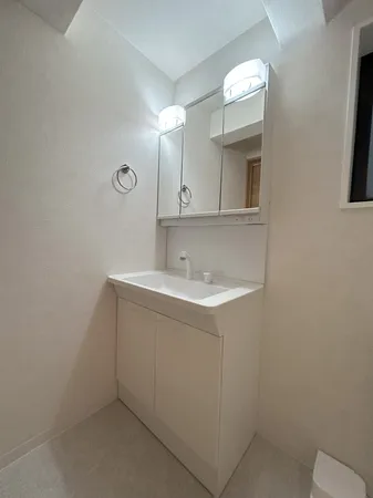 【洗面所】ホテルライクな清潔感のある洗面所です。洗濯機を置いてもゆとりある広さを確保できます。洗面所と浴室が繋がっており、脱衣後の移動がスムーズに行える設計です。