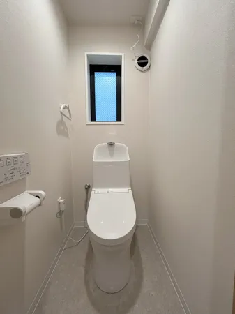 【トイレ】温水洗浄便座付きトイレ。窓もあり換気もしやすいです