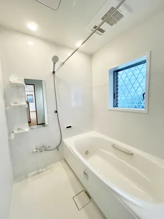 浴室乾燥機が備わっており、天候や時間帯に関わらず衣類等を乾かすことが可能。浴槽は水垢が気になりにくいホワイトカラーが採用されています。