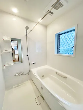 浴室乾燥機が備わっており、天候や時間帯に関わらず衣類等を乾かすことが可能。浴槽は水垢が気になりにくいホワイトカラーが採用されています。