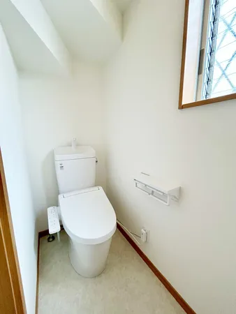 温水洗浄便座付きトイレ。窓もあり換気もしやすいです