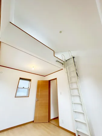 各部屋にクローゼット完備、2階には収納スペースが複数あり、荷物が多いご家庭でも安心です！