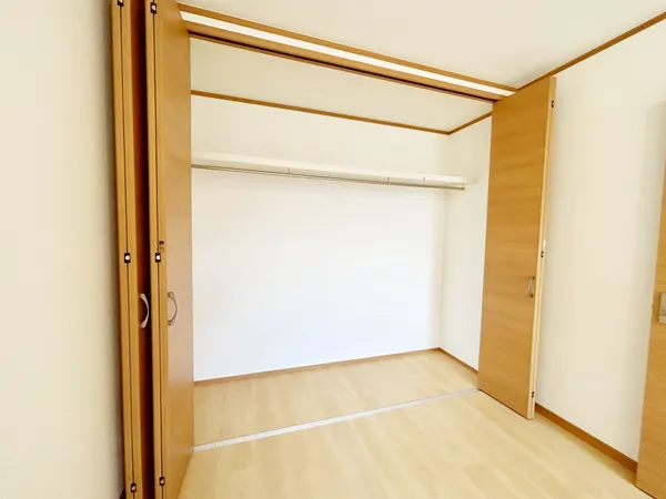 各部屋にクローゼット完備、2階には収納スペースが複数あり、荷物が多いご家庭でも安心です！