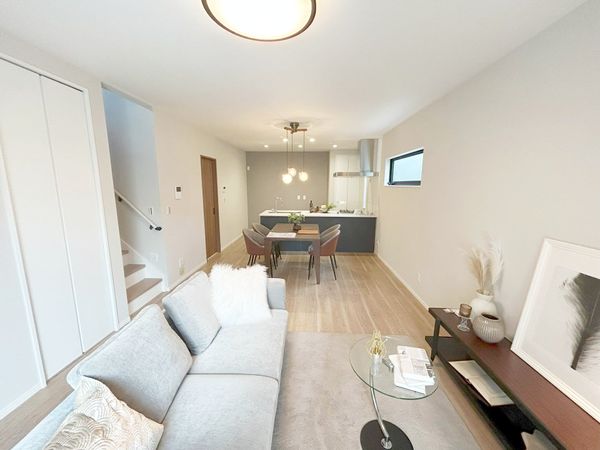 若草町2丁目戸建 リビング