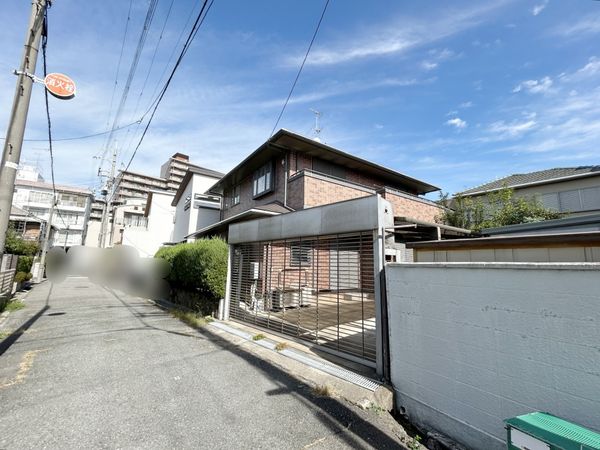 小松南町1丁目 中古戸建 前面道路含む外観