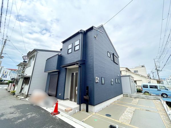 津門飯田町 新築戸建 前面道路含む外観 津門飯田町 新築戸建 前面道路含む外観