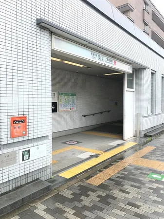 徒歩8分。