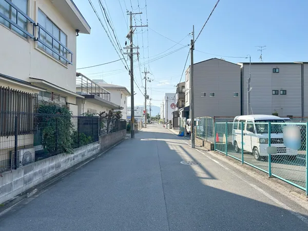 前面道路（西側を望む）