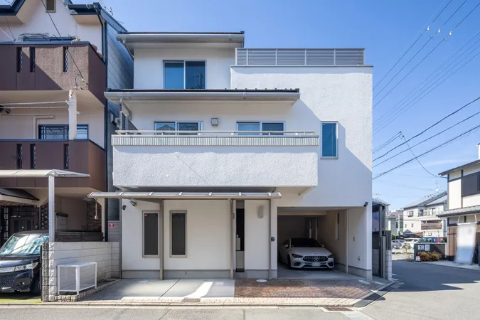 三井ホーム施工の住宅車3台駐車可能（車種による）