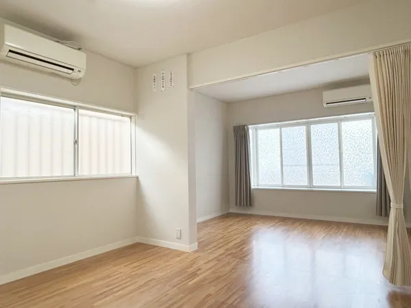 ２階洋室。二面採光につき開放感がございます。