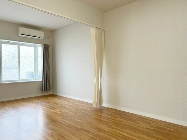 ２階洋室。二面採光につき開放感がございます。