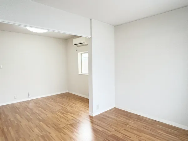 ２階洋室。二面採光につき開放感がございます。