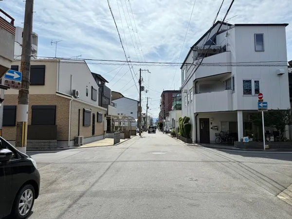 北側前面道路（西側を望む）