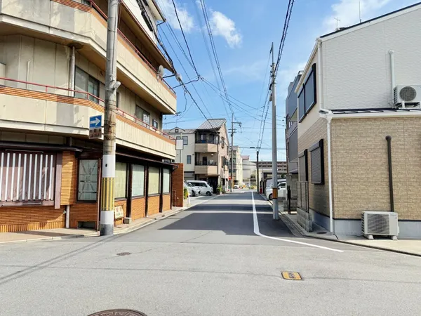 西側前面道路（南側を望む）