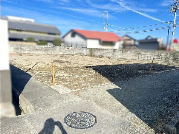 前面道路を含む外観（南西側から）