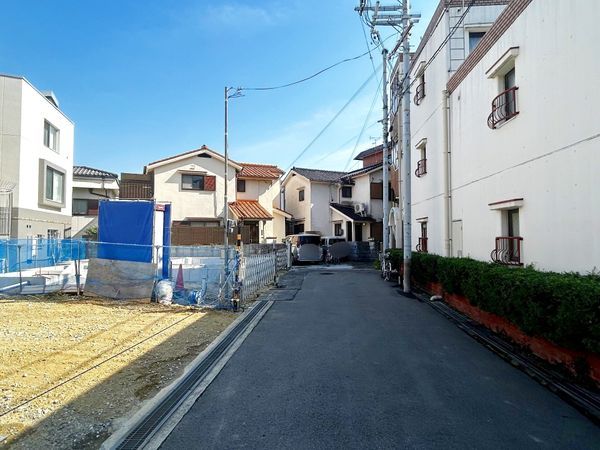 前面道路含む外観