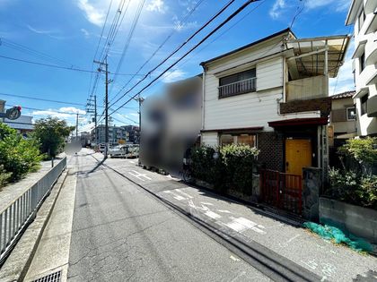 豊中市北条町3丁目 中古テラスハウス 前面道路含む外観