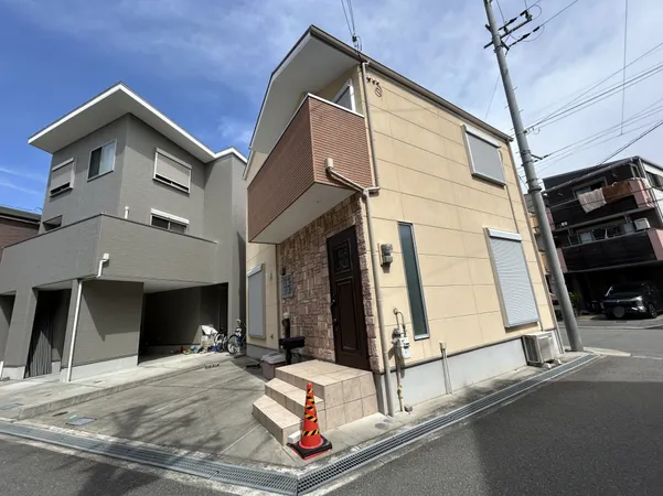 道路に面した角地で、玄関前にはゆとりある階段とスペースが確保されています。バルコニーが2階にあり、採光や通風も期待できる設計です。