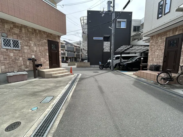 道路幅員は十分で、歩行者や車の通行もゆとりを感じられます。周囲の建物は低層中心で、視界が抜けており、日中は明るさが確保されています。静かな環境で、生活の利便性と安心感を得られる立地です。